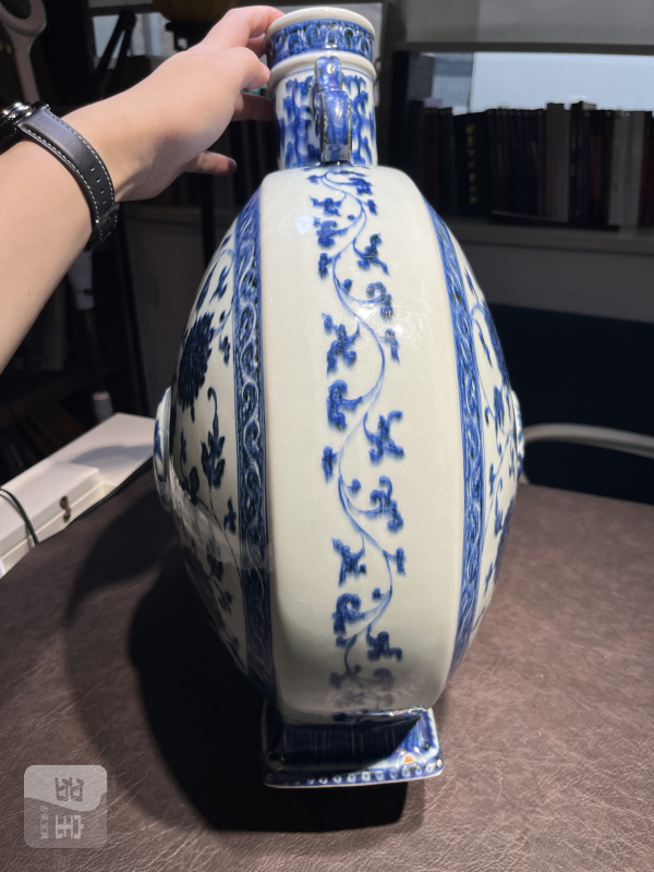 清乾隆 青花缠枝莲纹螭耳抱月瓶 - 图5